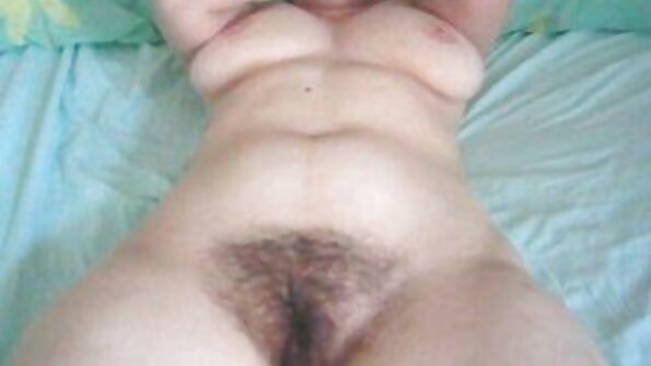 గుండ్రని వక్షోజాలతో ఉన్న వంకర చిక్ చురుకుగా BF యొక్క మందపాటి డిక్ను నడుపుతుంది