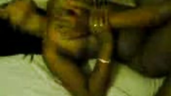 అందంగా కనిపించే టీనేజ్ ఒక ప్రొఫెషనల్ లాగా పెద్ద డిక్ రైడ్ చేస్తుంది