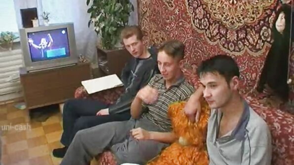 అతను ఆమెను ఇబ్బంది పెట్టినప్పుడు ఆమె కంట్లో పెద్ద ఆత్మవిశ్వాసం ఉన్న అందమైన పడుచుపిల్ల