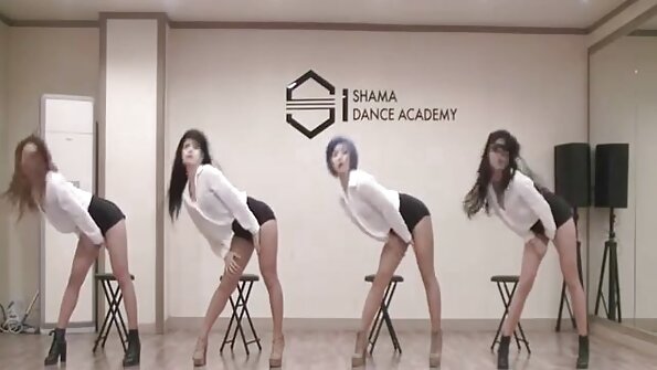 ఆనందించే రష్యన్ మురికివాడను ఇద్దరు యువకులు ఇబ్బంది పెట్టారు