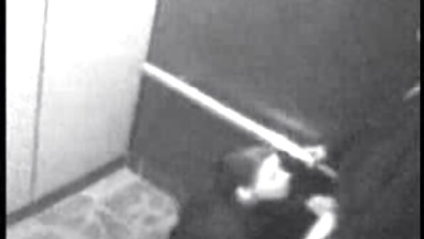 బాయ్‌ఫ్రెండ్ యొక్క సవతి సోదరుడి ద్వారా ఆడవారు తుషారంగా విస్తరించారు