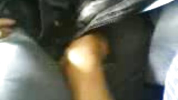 హాట్ MILF మరియు ఆమె చిన్న సవతి కుమార్తె వారి రోబోట్ను పరీక్షిస్తాయి