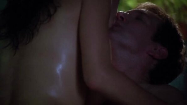 జపనీస్ జంట మగ మరుగుదొడ్డిలో ఉన్నారు, కొంత కింకీ సరదాలో పూర్తిగా నిమగ్నమై ఉన్నారు