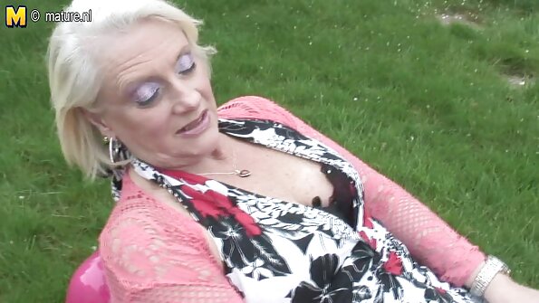 ఫిష్‌నెట్స్‌లో పొడవాటి జుట్టు గల శ్యామల బిచ్‌లు కలిసి దుష్ట సరదాగా ఉంటారు