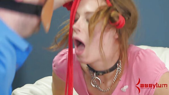 లూనా స్టార్ తన అద్భుతమైన లాటినా పుస్సీని పెద్ద కాక్కి అందిస్తుంది