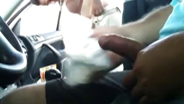 కామంతో ఉన్న కోడిపిల్ల అంగ ఆనందంతో సమయాన్ని ఆస్వాదించడానికి మగవారిని ఉపయోగిస్తుంది