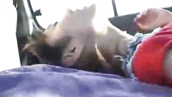 మనిషి తన మందపాటి పెకర్ను శ్యామల నోరు మరియు కంట్లోకి తోస్తున్నాడు