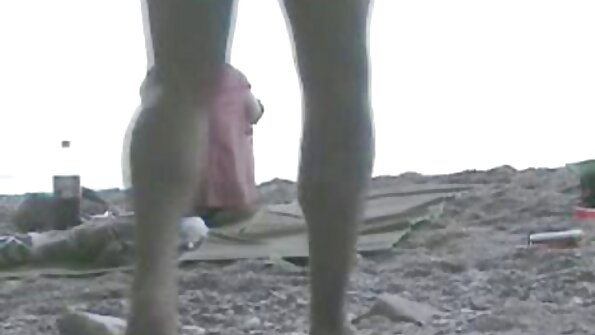 మిల్ఫ్ మరియు టీనేజ్ తమ బాయ్ఫ్రెండ్స్తో సహా ప్రతిదీ పంచుకోవడానికి ఇష్టపడతారు