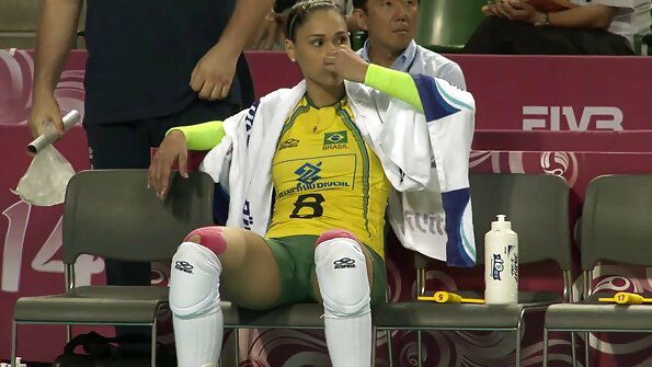 మిన్క్స్ సోఫాపై స్ట్రాపాన్తో పాత ఛార్మర్తో గట్టిగా ఫక్ చేయబడింది