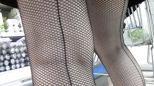 ఎర్రటి ప్యాంటీహోస్లో నేర్డీ అందగత్తె కుర్రాడి పెద్ద కాక్తో ఆకట్టుకుంది