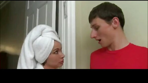 ఆమె పెద్ద కోడితో ఆమె మురికి టీనేజ్ గాడిదను క్రీమ్ చేయడం