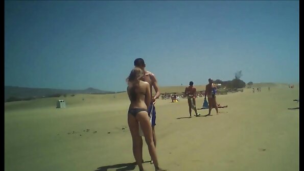 మురికి అందగత్తె పబ్లిక్ పార్క్లో పెద్ద కాక్ అందుకుంటోంది