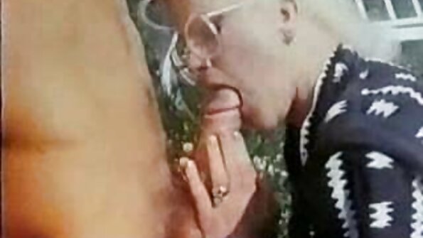 మేజోళ్ళలో ఉత్సాహంగా ఉన్న పాత సన్యాసినులు పుక్కిలించడాన్ని నిరోధించలేరు