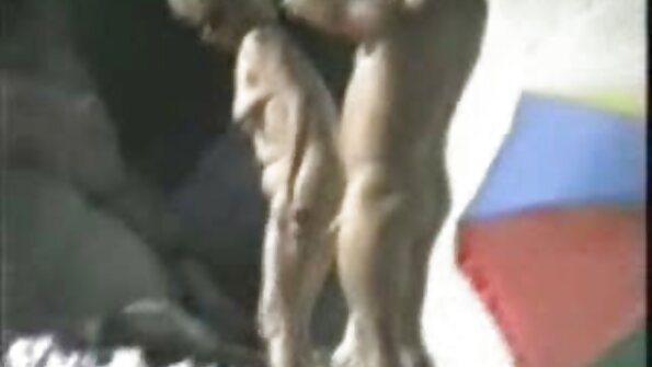 అన్యదేశ లాటినా అందం ఆమె శరీరాన్ని చూపించే తెల్లటి తోటివారిపై తిరుగుతుంది