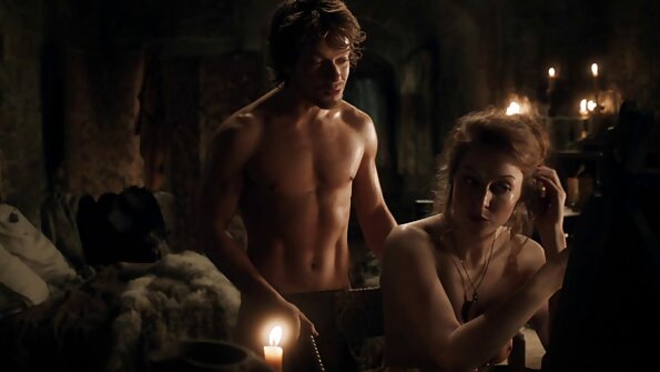 అనుభవజ్ఞుడైన మిల్ఫ్ అమాయక టీనేజ్‌ను ఎలా ఫక్ చేయాలో చూపించాలనుకుంటున్నారు!