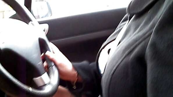 అనుభవజ్ఞుడైన స్లట్ డీప్‌థ్రోట్ బ్లోజాబ్‌ను ఎలా ఇవ్వాలో చూపుతుంది