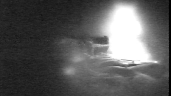 హంపింగ్తో ఉద్వేగాన్ని చేరుకోవాలనే ప్రలోభాలను అమ్మాయి అడ్డుకోలేకపోతుంది