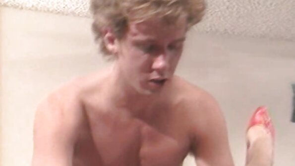 అబ్బాయి డ్రెస్సింగ్ రూమ్లోని సన్నని సవతి సోదరి యొక్క గట్టి పుస్సీలోకి చొచ్చుకుపోయాడు