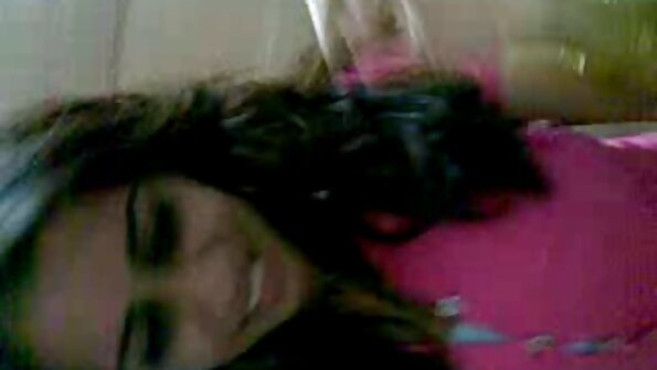 జపనీస్ టీన్ మోడల్ మిహోనో తన వెంట్రుకల చిన్న పుస్సీని నాశనం చేసింది