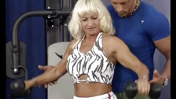 సుందరమైన జపనీస్ అందమైన పడుచుపిల్ల పుట్టగొడుగు-తల కాక్తో ఆరుబయట ఫక్ చేసింది