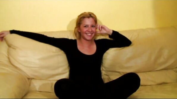 లక్కీ యూరోపియన్ పోర్న్ డ్యూడ్ అందగత్తె టీన్ మరియు శ్యామల చిక్ను ఫక్ చేస్తుంది