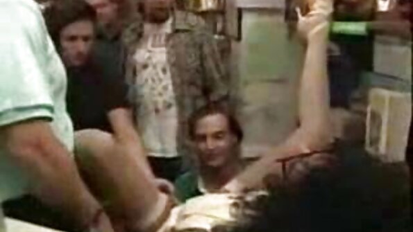 మిల్ఫ్ మరియు టీనేజ్ ఇక్కడ వంటగదిలో ముగ్గురు కలిసి సరదాగా గడుపుతున్నారు