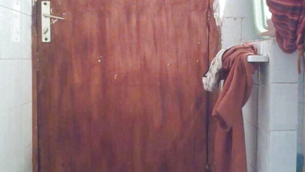 మిల్ఫ్ మియా రైడర్ పోర్న్ కంపెనీలో ఒక డెస్క్ మీద ఇబ్బంది పెట్టాడు