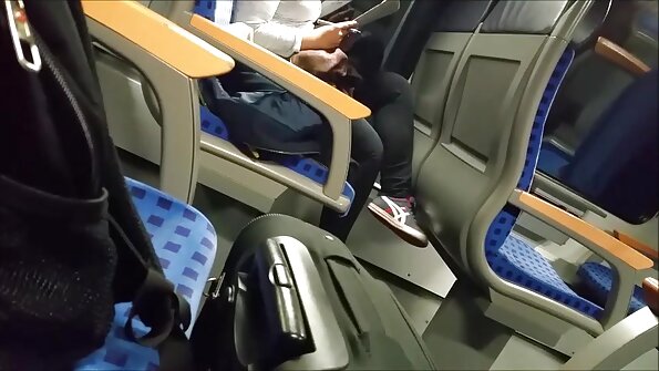 కండరాల వాసులు దుస్తులను ఉతికే యంత్రాల దగ్గర అద్భుతమైన అందగత్తెలను ఫక్ చేస్తారు