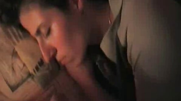 సులభంగా కొంటె సెక్స్పాట్ టీచర్ యొక్క నేర్డీ అసిస్టెంట్ని మోహింపజేస్తుంది