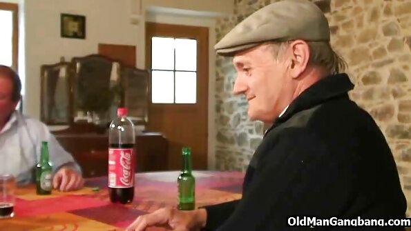 నగ్న MILF వంటగదిలో కూతురు ప్రియుడి ఆత్మవిశ్వాసం నడుపుతుంది