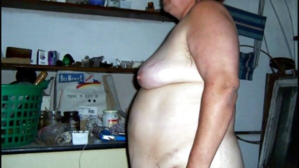 వంకర లాటినా లేడీ అతని పుట్టినరోజు కానుకగా ఉంటుంది