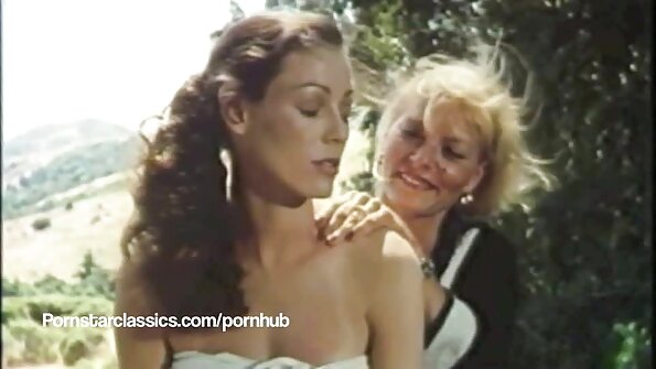 గడ్డి పార్కులో అబిగైల్ మాక్ డాగీస్టైల్ను ఫకింగ్ చేయడం