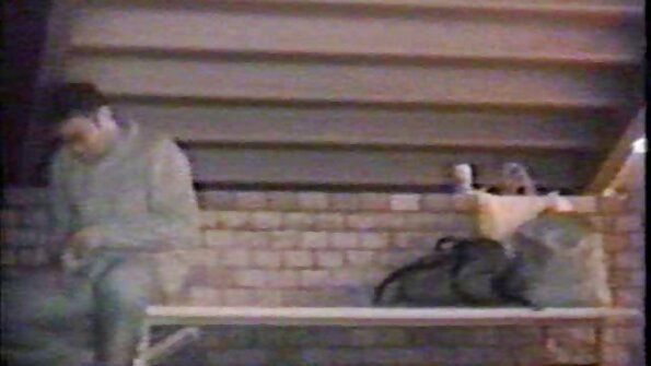 బక్సమ్ బ్లాక్ అమ్మాయిని ఫక్ చేయడం వల్ల అతని వైట్ డిక్ థ్రోబ్ అవుతుంది