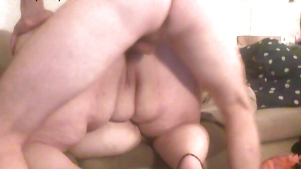 అమ్మాయి పడకగదిలో సెక్స్ ద్వారా సవతి సోదరుడితో సంబంధాలను మెరుగుపరుస్తుంది