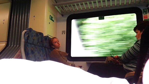 అందమైన చిరునవ్వు మరియు జ్యుసి కంట్తో లేడీ సోలో షో చేస్తుంది