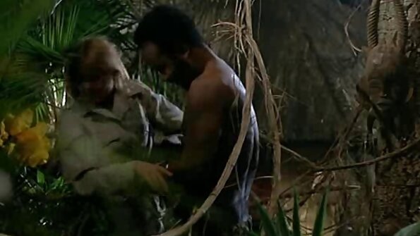 లాటినా బస్టీ లేడీ బలమైన యువకుడితో వ్యవహరించడానికి ఇష్టపడుతుంది