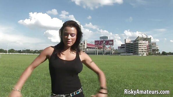 మిస్ క్లీనింగ్ కోసం వస్తుంది కానీ పీల్చడం మరియు ఫకింగ్ చేయడం ద్వారా ఆక్రమించబడుతుంది