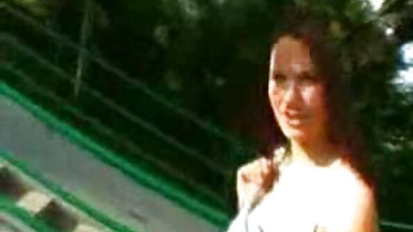 డాగీలో స్ట్రాపాన్తో ఆసియా అమ్మాయిని కట్టివేసినట్లు గాడిద డ్రెస్ చేస్తుంది