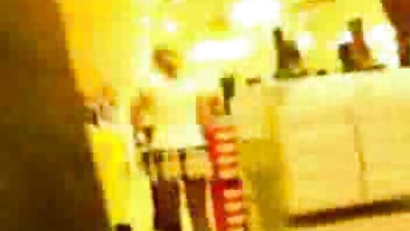 అథ్లెటిక్ సాక్స్లో ఫిట్గా ఉన్న యువతులతో జిమ్లో ఓర్జీ