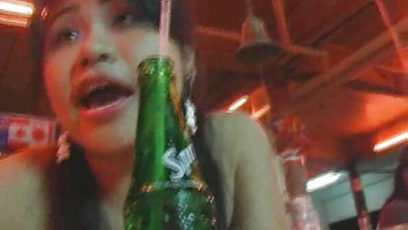 జ్యుసి నేచురల్ టిటీస్తో వంకర బిచ్ కారులో దూసుకుపోతుంది