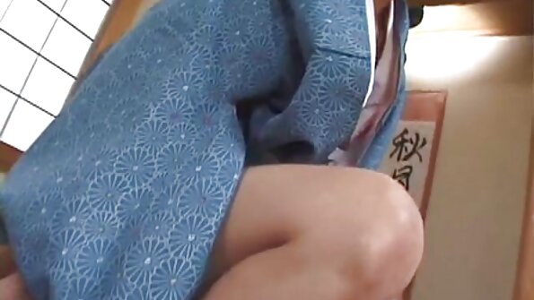 అందమైన పడుచుపిల్ల అతనితో సమరతంతో లైంగిక సంపర్కానికి ముందు ధనాన్ని సేకరిస్తుంది