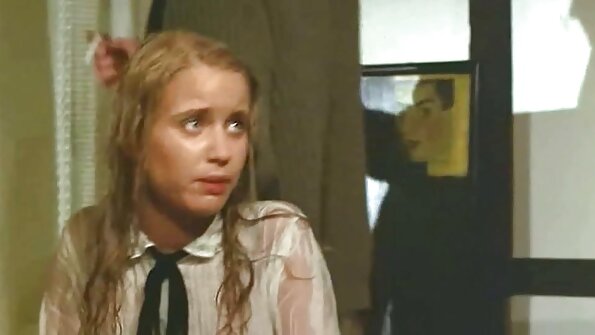 అబ్బురపరిచే అందగత్తె అమ్మాయిని కట్టి, నేలమాళిగలో ఉంచారు