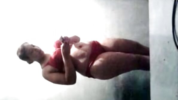 గదిలోకి ప్రవేశించడం MILF లు తక్షణమే పుస్సీలను నొక్కడానికి సోఫాలో దూకుతాయి