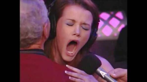 రుచికరమైన ఆత్మవిశ్వాసం కలిగిన యూరో డ్యూడ్ ఒక అందగత్తె డార్లింగ్ ద్వారా సంతోషపడుతుంది