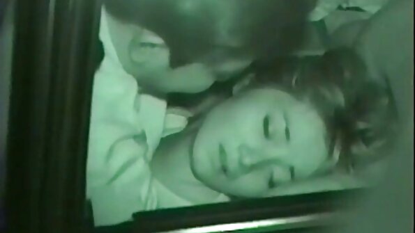 గ్యాంగ్బ్యాంగ్ సన్నివేశంలో నలుగురు కుర్రాళ్లు క్లోయ్ చెర్రీ లోపలికి వచ్చారు