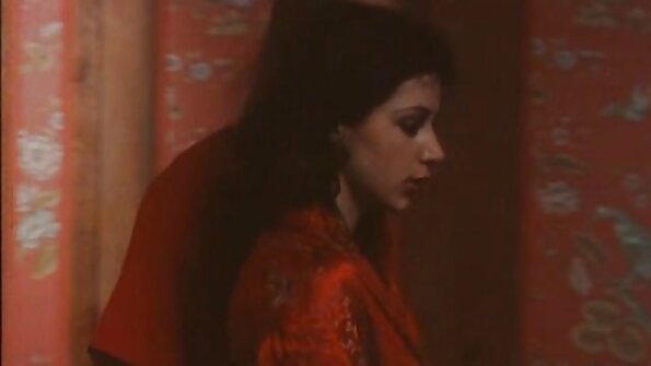 పెళుసైన శ్యామల స్నేహితుడి భారీ పౌరుషంతో విస్తరించింది