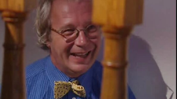 అమ్మాయిలు నగ్నంగా తయారవుతున్నారు కాబట్టి వారు గ్రూప్ సెక్స్ వీడియోలో చిక్కుకుంటారు