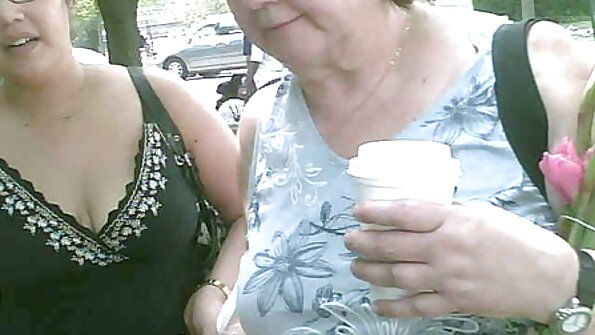 తన టేబుల్పై ఉన్న అందమైన టీనేజ్ కోసం హార్డ్కోర్ హ్యాపీ ఎండింగ్