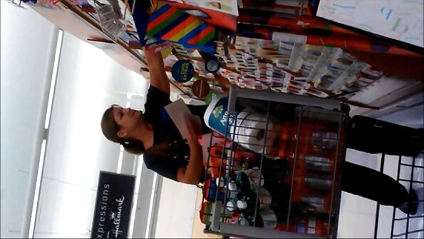 హార్ని కావలీర్ డిక్ను పొడవాటి కాళ్ల హాటీ యోనిలోకి నెడుతుంది