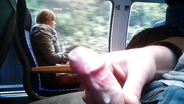 కొమ్ముల ముసలి వ్యక్తి లేచి, ఆపై అతను మంచం మీద వేడి శ్యామల టీనేజ్ను ఇబ్బంది పెట్టాడు